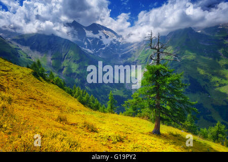 Schöne Aussicht vom Gipfel des Berges übergeben. Alpen, Europa. Stockfoto