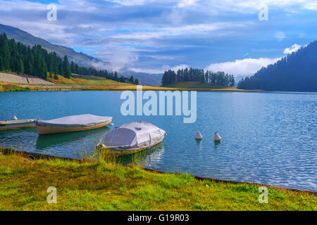 Erstaunliche sonniger Tag am Champferersee See in den Schweizer Alpen. Silvaplana-Dorf, Schweiz, Europa. Stockfoto