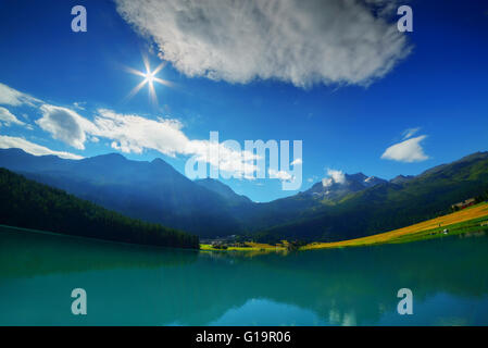 Erstaunliche sonniger Tag am Champferersee See in den Schweizer Alpen. Silvaplana-Dorf, Schweiz, Europa. Stockfoto