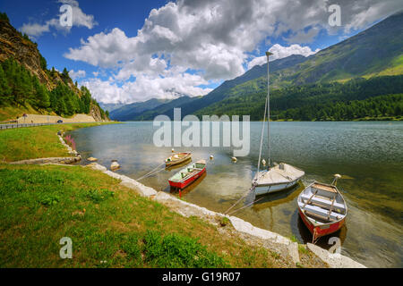 Erstaunliche sonniger Tag am Champferersee See in den Schweizer Alpen. Silvaplana-Dorf, Schweiz, Europa. Stockfoto
