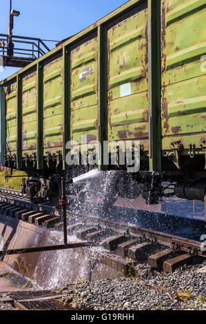 Wasser waschen der alten Eisenbahn-Güterwagen Stockfoto