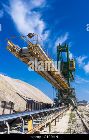 Lager Produktion im Steinbruch blauen Ton, riesige Maschinen zum Stapeln Stockfoto