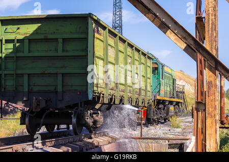 Wasser waschen der alten Eisenbahn-Güterwagen Stockfoto