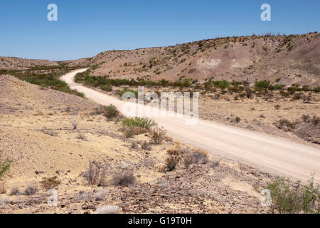 Maverick Drive führt durch den südwestlichen Teil des Big Bend National Park in Richtung Rio Grande River. Stockfoto