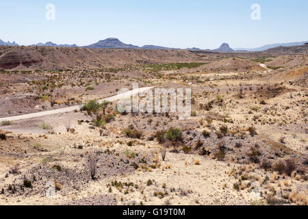 Maverick Drive führt durch den südwestlichen Teil des Big Bend National Park in Richtung Rio Grande River. Stockfoto