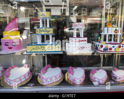 Herzförmige Kuchen zum Verkauf zum Muttertag in Hispanic Bäckerei im Stadtteil Sunset Park in Brooklyn, NY, 8. Mai 2016. Stockfoto