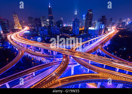 Luftaufnahme von einer Autobahn-Überführung in der Nacht in Shanghai - China. Stockfoto