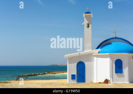 Weiße Kirche an der Küste in Aiya Napa, Cuprus Stockfoto