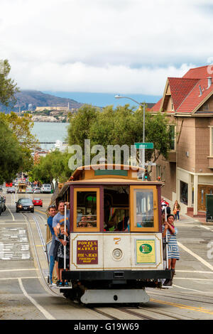 Menschen auf der Powell-Hyde-Seilbahnen Verkehr in San Francisco, CA Stockfoto