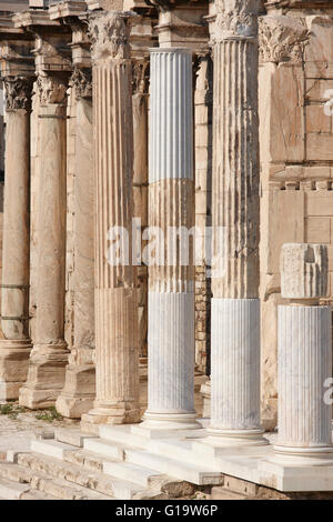 Ionische Säulen auf Hadrian Bibliothek in Athen. Griechenland. Vertikal Stockfoto