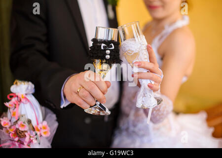 Gläser in die Hände der Braut und Bräutigam Hochzeit dekoriert Stockfoto