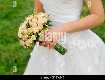 Blumenstrauß in der Hand der Braut mit Rosen Creme Hochzeit Stockfoto