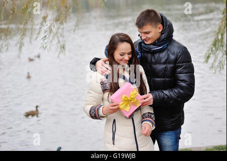 Glückliches junges Paar am Valentinstag Stockfoto