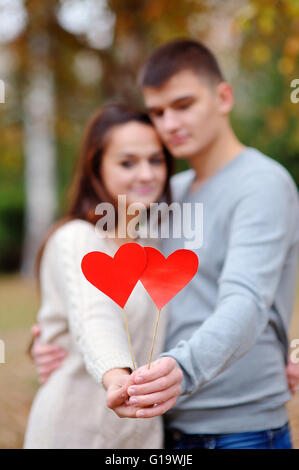 Herzen in den Händen von ein Mann und ein Mädchen im Fokus gegen einen backg Stockfoto
