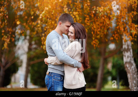 Mann und Frau im Herbst Park umarmt Stockfoto