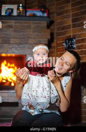 Mutter und Tochter in das Feuer, den Komfort von zu Hause Stockfoto