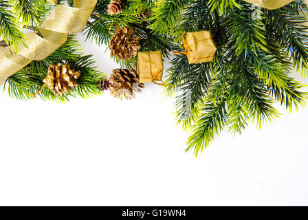 Weihnachtsbaum mit Geschenken auf weißem Hintergrund Stockfoto