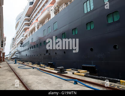 Queen Elizabeth Kreuzfahrtschiff im Besitz von Cunard angedockt in Penang Malaysia während seiner Weltreise 2016 Stockfoto