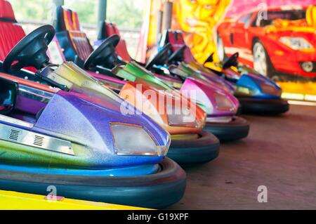 Buntes elektrische Autoscooter im Autodrom in die Fahrgeschäfte im Freizeitpark. Selektiven Fokus auf den Autos Stockfoto