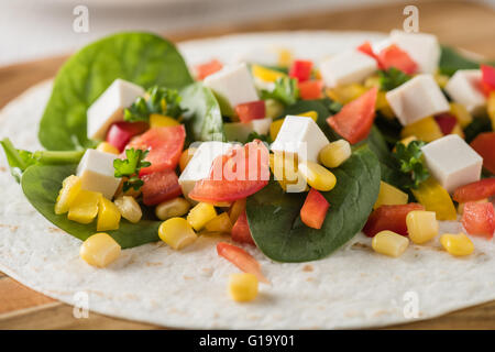 vegane Tofu wraps mit Paprika, Mais, Tomaten und Spinat Stockfoto