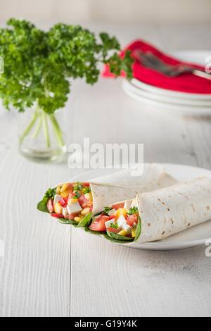 vegane Tofu wraps mit Paprika, Mais, Tomaten und Spinat Stockfoto