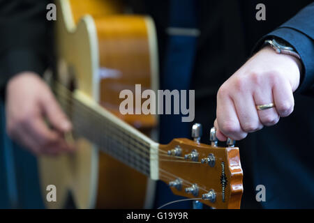 Nahaufnahme eines Gitarristen stimmen seine Gitarre Stockfoto