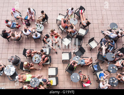 Menschen trinken auf bar-Terrasse im Yumbo Center, Playa del Ingles, Gran Canaria, Kanarische Inseln, Spanien Stockfoto