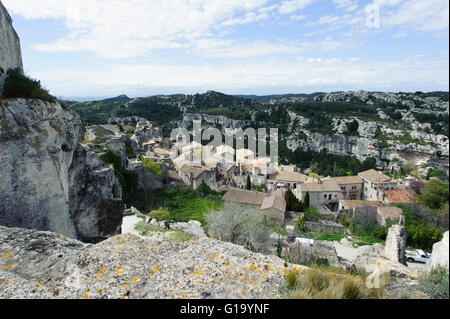 Blick auf das Dorf von der Burg von Les Baux de Provence in Südfrankreich Stockfoto