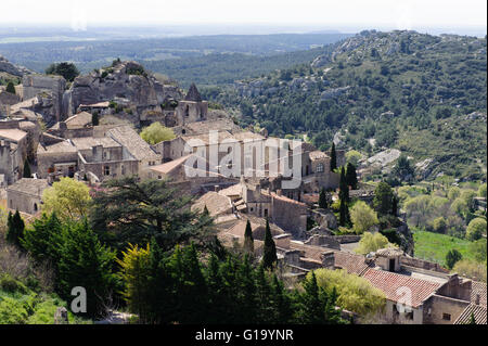 Blick auf das Dorf von der Burg von Les Baux de Provence in Südfrankreich Stockfoto