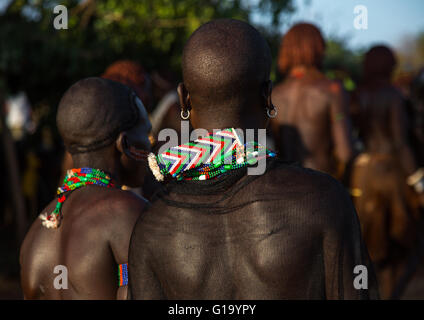 Hamer Stamm mixmaschinen während eines Stieres springen Zeremonie, Omo-Tal, Turmi, Äthiopien Stockfoto