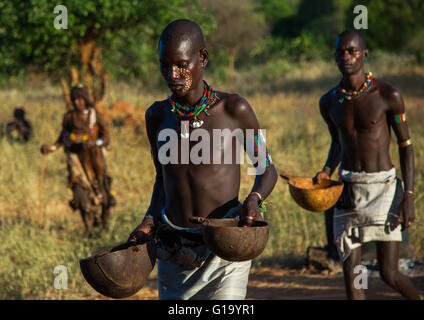Hamer Stamm mixmaschinen während eines Stieres springen Zeremonie, Omo-Tal, Turmi, Äthiopien Stockfoto