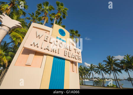 WILLKOMMEN IN MIAMI BEACH ZEICHEN TUTTLE CAUSEWAY MIAMI BEACH FLORIDA USA Stockfoto