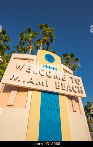 WILLKOMMEN IN MIAMI BEACH ZEICHEN TUTTLE CAUSEWAY MIAMI BEACH FLORIDA USA Stockfoto