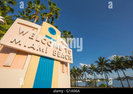 WILLKOMMEN IN MIAMI BEACH ZEICHEN TUTTLE CAUSEWAY MIAMI BEACH FLORIDA USA Stockfoto