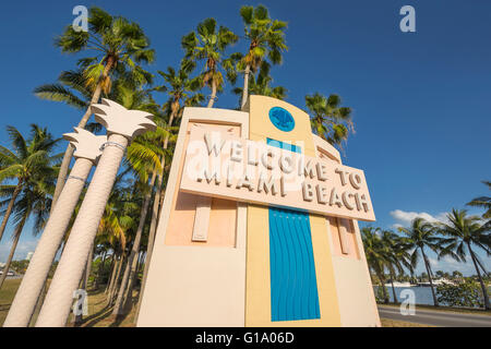 WILLKOMMEN IN MIAMI BEACH ZEICHEN TUTTLE CAUSEWAY MIAMI BEACH FLORIDA USA Stockfoto