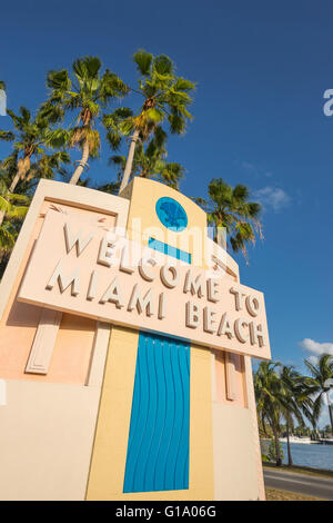 WILLKOMMEN IN MIAMI BEACH ZEICHEN TUTTLE CAUSEWAY MIAMI BEACH FLORIDA USA Stockfoto