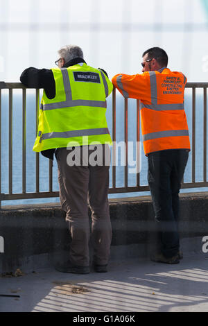 Überprüfung der Schäden nach Erdrutsch am East Cliff Bournemouth Stockfoto