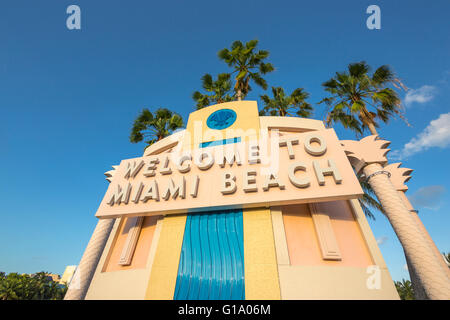 WILLKOMMEN IN MIAMI BEACH ZEICHEN TUTTLE CAUSEWAY MIAMI BEACH FLORIDA USA Stockfoto