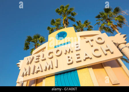 WILLKOMMEN IN MIAMI BEACH ZEICHEN TUTTLE CAUSEWAY MIAMI BEACH FLORIDA USA Stockfoto