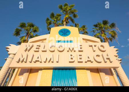 WILLKOMMEN IN MIAMI BEACH ZEICHEN TUTTLE CAUSEWAY MIAMI BEACH FLORIDA USA Stockfoto