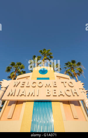 WILLKOMMEN IN MIAMI BEACH ZEICHEN TUTTLE CAUSEWAY MIAMI BEACH FLORIDA USA Stockfoto