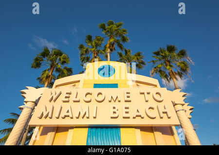 WILLKOMMEN IN MIAMI BEACH ZEICHEN TUTTLE CAUSEWAY MIAMI BEACH FLORIDA USA Stockfoto
