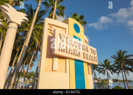 WILLKOMMEN IN MIAMI BEACH ZEICHEN TUTTLE CAUSEWAY MIAMI BEACH FLORIDA USA Stockfoto