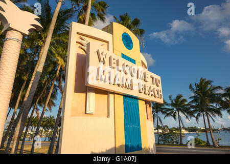 WILLKOMMEN IN MIAMI BEACH ZEICHEN TUTTLE CAUSEWAY MIAMI BEACH FLORIDA USA Stockfoto