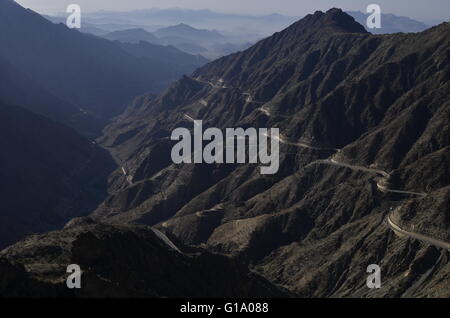 Stille Stille Pfad Al Baha Road, Saudi Arabien, erschossen am Morgen vom Ragadan Park in Al Baha City. Stockfoto