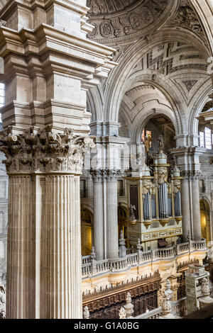 Innenansicht der Kathedrale von Jaen, monumentale Hauptorgel im Inneren der Chor, Jaen, Spanien Stockfoto