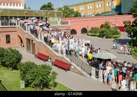 Moskau, Russland - 11. August 2015: Riesige Warteschlangen im Sommer in den Moskauer Kreml-Museen Stockfoto