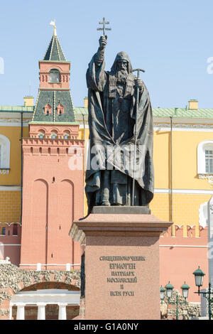 Moskau, Russland - 11. August 2015: Denkmal Märtyrer Ermogen, Patriarch von Moskau und ganz Russland, in der Alexander-Garten-Mosc Stockfoto