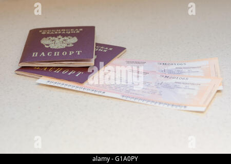 Volgograd, Russland - 12. August 2015: Pass des Bürgers der Russischen Föderation und Bahntickets Stockfoto