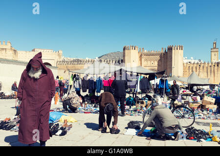 Markt am Chorfa Bab, einem mittelalterlichen Tor in die Medina von Fes, Marokko Stockfoto